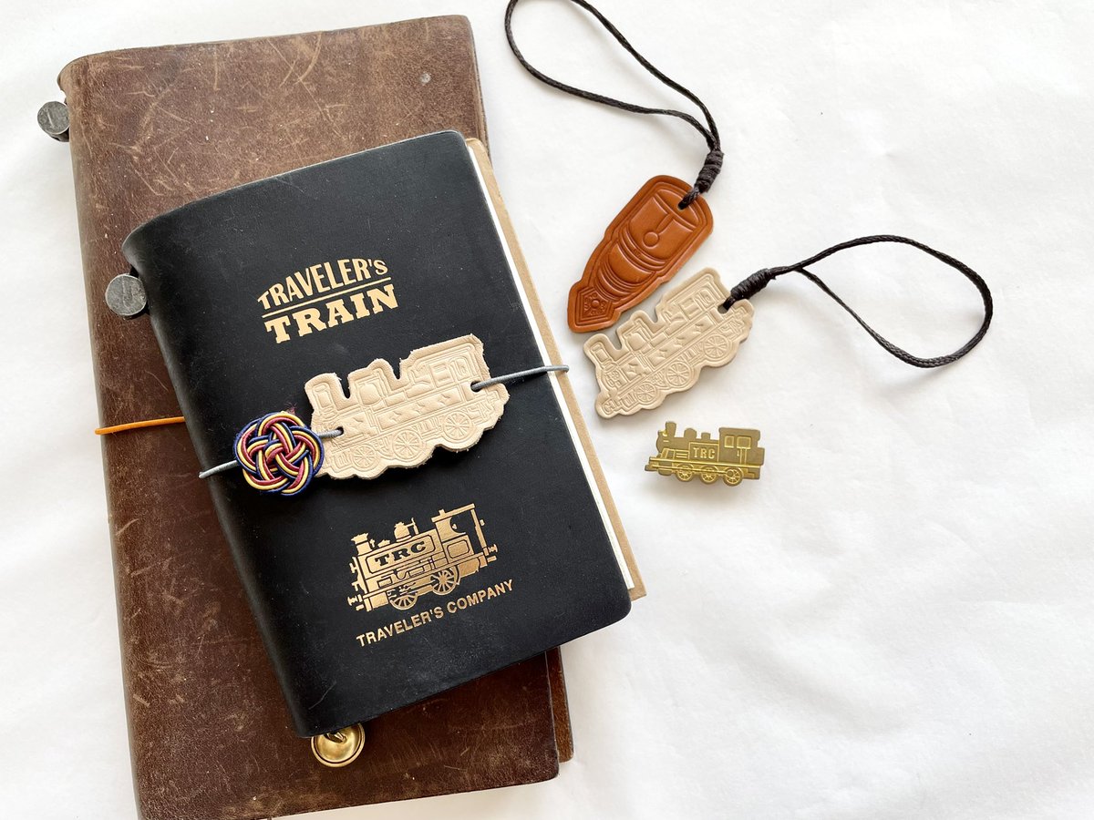 KirokuStudio's tweet photo. Loving it! 🚂💨

#leather #pendant #steamtrain #fountainpen #travelersnotebook #travelerscompany #bookmark #charm #stationery #junkjournal @travelers_note @travelers_fac @KirokuStudio 🚂🚂💨 https://t.co/a230caWzAU
