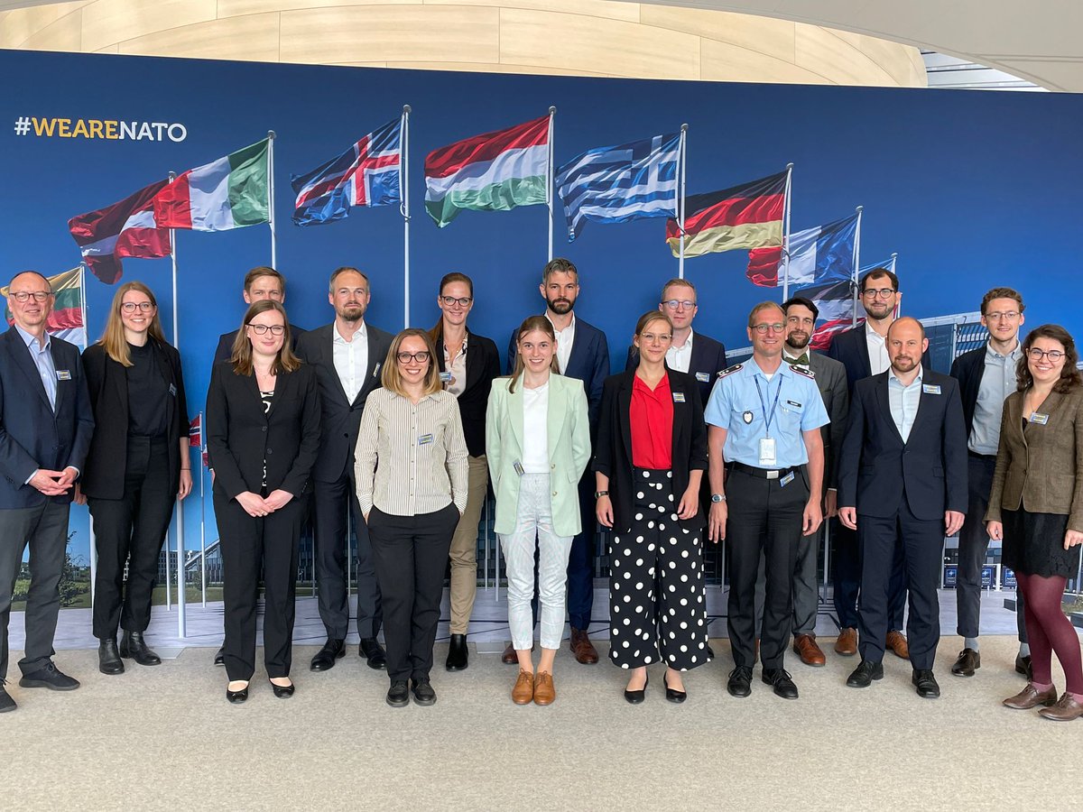 BAKS_Bund's tweet photo. Tag 2 der #AKJS-Exkursion ist „historisch!“ In #Brüssel unterzeichnen alle 30 #NATO-Staaten die Beitrittsprotokolle von 🇫🇮 & 🇸🇪. Dazu ein anregender Austausch im #NATO-Hauptquartier & Diskussion mit dem 🇩🇪-Ständigen Vertreter in der #NATO Botschafter Rüdiger König @GermanyNATO. https://t.co/7rtPuuoDO6