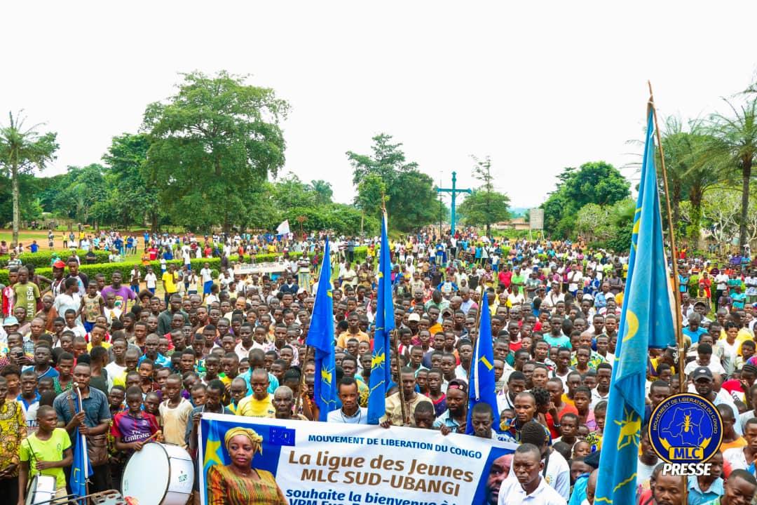 #MLC : Poursuivant son séjour à Gemena, le Président National du MLC <a href="/bembajp/">Jean Pierre Bemba</a> s'est rendu à #Bwamanda situé à 75 Kms de Gemena. Communion parfaite et d proximité avec la base. À ses côtés, la Secrétaire Générale <a href="/Evebazaiba/">Eve Bazaiba</a> et les Sec. Nationaux <a href="/DesireMbonzi/">Mbonzi wa Mbonzi</a> et André Tshimanga .