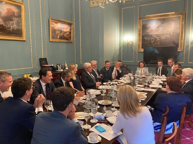 “1 heure…” avec Jacques Audibert, diplomate et ancien conseiller diplomatique du Président de la République (2014-17). Remarquable exposé sur la guerre en Ukraine et la façon dont sont organisés les échanges diplomatiques entre chefs d’Etat. Un grand merci à notre invité!