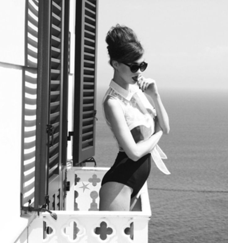 _Barbara_04's tweet photo. (Te ne stai lì, sdraiato al sole, il mare calmo che sussurra, una leggera brezza...
Prendi il telefono, scatti una foto, il mare laggiù in fondo e il tuo desiderio per me in uno sfocato primo piano...
Ah scusate, ho sbagliato tempo.
O forse universo.
#CheConfusione) https://t.co/igaBI61XBC
