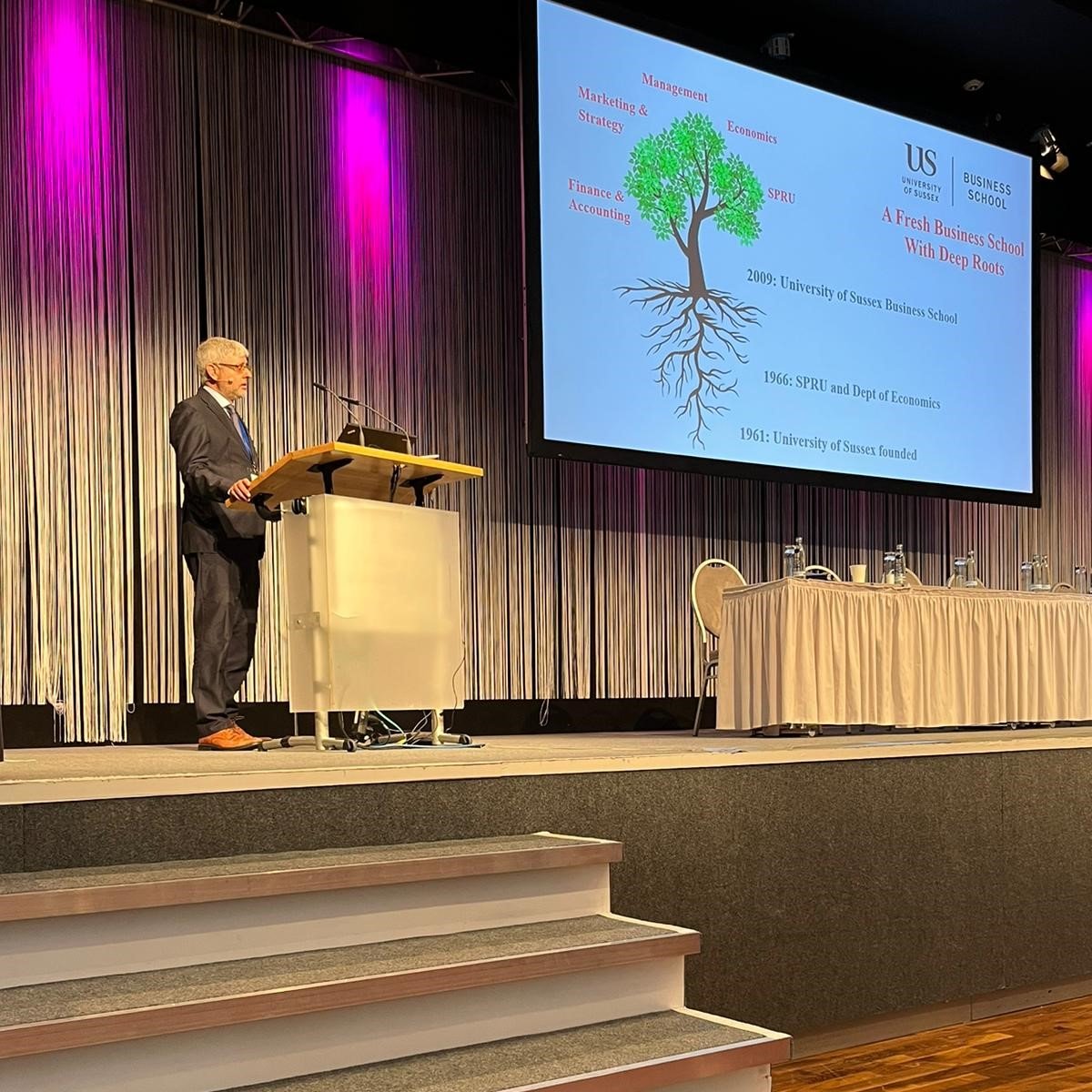 Prof Jeremy Kent Hall's keynote speech has kicked off at #EurOMA22 on the challenges & opportunities of emerging #technologies addressing the #ClimateCrisis 

@SussexUBusiness #sustainablesussex