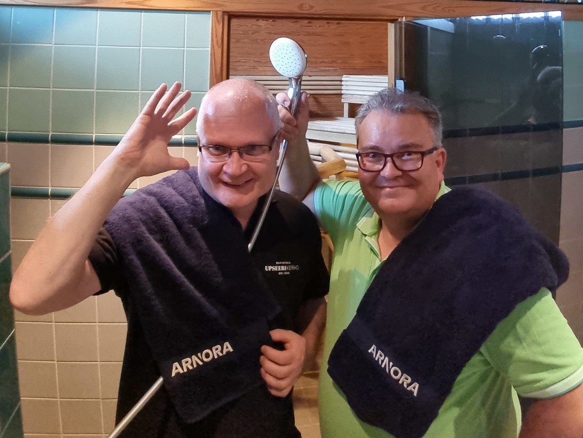 ArnoraCom's tweet photo. Lappeenrannan Upseerikerhon Hannu &amp; Arnoran Jukka valmistautumassa kesäsaunaan. Arnora on mukana tukemassa paikallista #kulttuurihistoria’a &amp; #saunakulttuuri’a sponsoroitujen suihkujen muodossa. Kerhon sauna kaipaa myös muiden tukea! ☀️ Hyvää #kesä’ä kaikille! ☀️ #upseerikerholpr https://t.co/omboKUs7mr