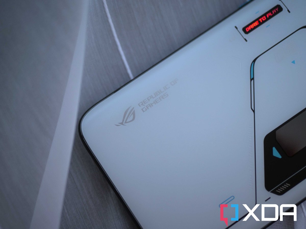 AdamConwayIE's tweet image. I&apos;ve been testing the ASUS ROG Phone 6 Pro for a while now, and it&apos;s an absolute BEAST. It has pretty much everything you could ever need in one package, and I can&apos;t wait to publish my review on @xdadevelopers soon 😁