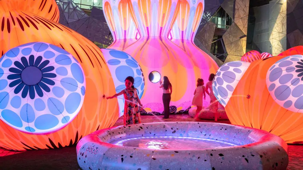 Enjoy summer with the world's first inflatable fountain, Cupid's Koi Garden. ENESS has designed this beautiful interactive installation and combined inflatables, addressable lighting, and water. The installation spreads love, connection, and joyfulness.

buff.ly/3ny2mat