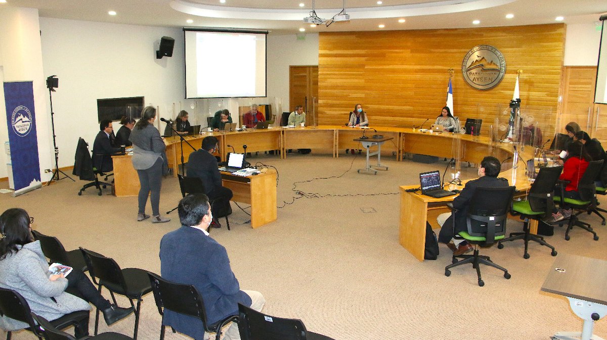 CoreAysen's tweet photo. 📷 #COREAysén En el Salón Ronchi del #GOREAysén se llevó a cabo la Comisión Ampliada de Presupuesto e Inversiones, donde se trató la aprobación Proyecto de Presupuesto de Inversión del #GOREAysén 2023, tema clave para la reactivación económica de nuestra región 
@AndreaGoreAysen https://t.co/fSe2E726BQ