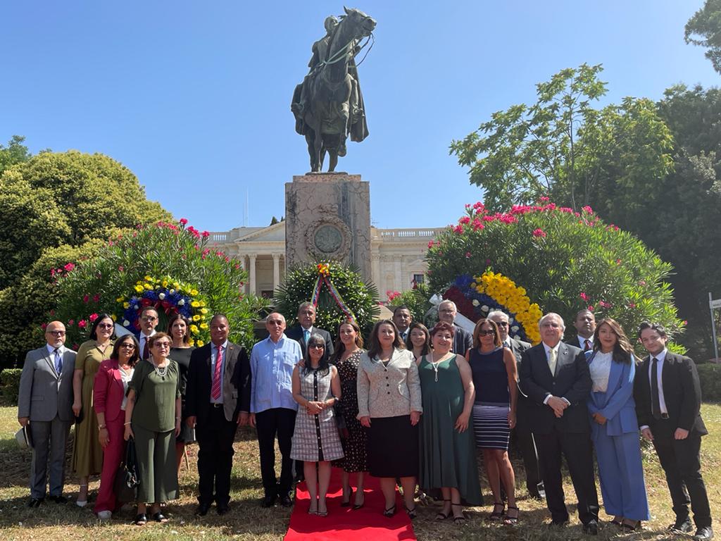 MirtaGranda's tweet photo. Insieme al Corpo Diplomatico accreditato in Italia e alle Organizzazioni Internazionali con sede a Roma, abbiamo reso omaggio al liberatore dell'America, Simón Bolívar, nel 211° anniversario della firma dell'Atto di Indipendenza del Venezuela. https://t.co/U3VFNOqa1L