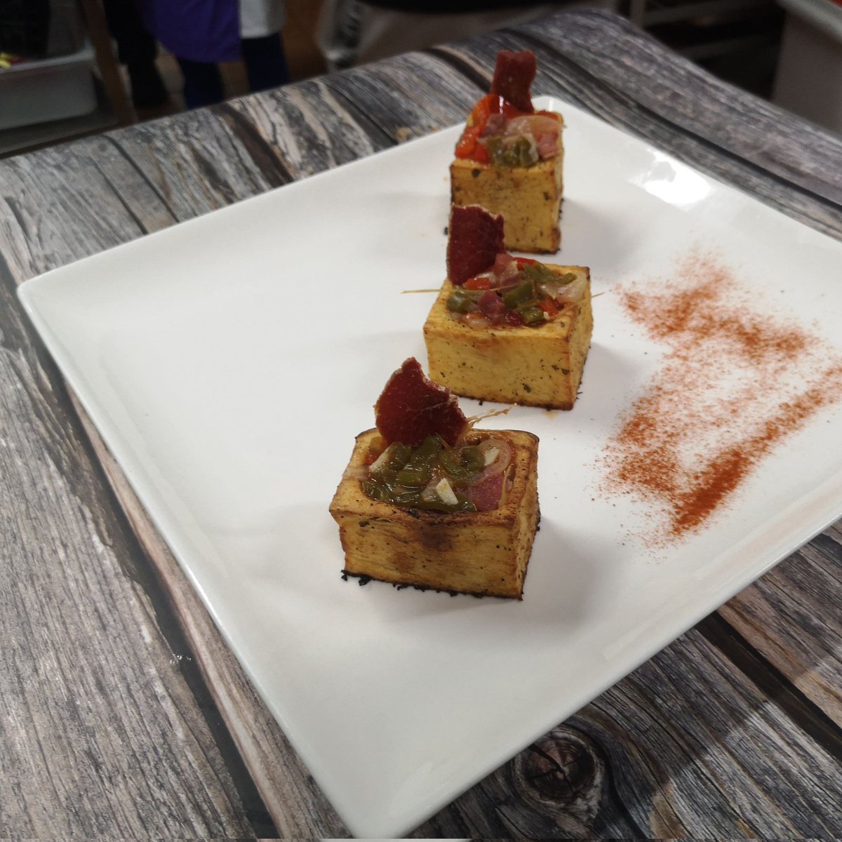 Este plato es especial para mi, ya que es el plato que he preparado para el examen de hoy.
Vaso de patata asada relleno de pollo al chilindrón y crujiente de jamón.

#Examen #Pollo #Chilindrón #PlatoAragones #Tradición #Patata #Food #Sabroso #Fusión #Delicious