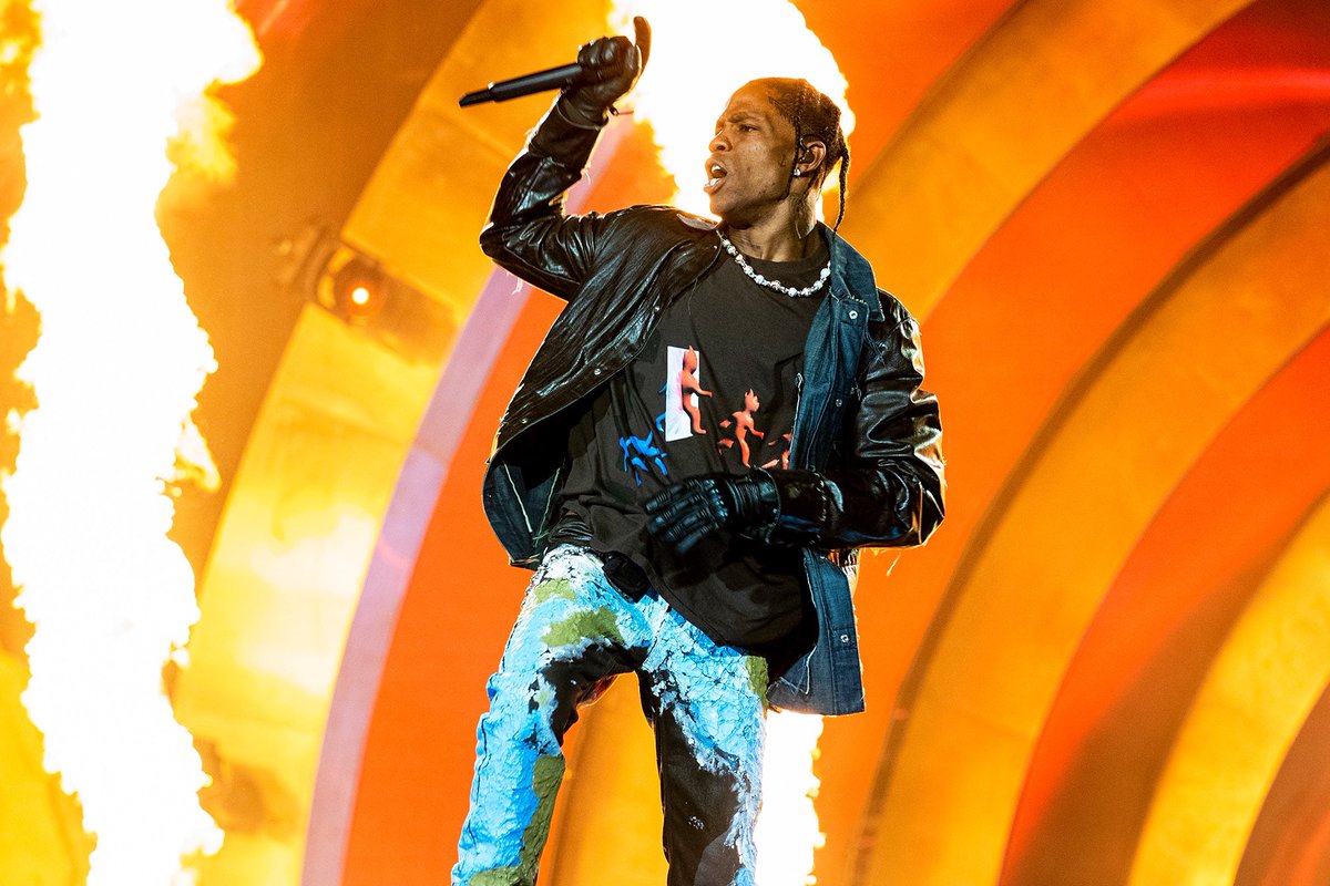 PopCrave's tweet photo. Travis Scott's 4th of July show at Coney Island was paused as concert-goers kept climbing a truss during his set.

🔗: https://t.co/cbCQ5rUHZq https://t.co/d2mzVbgTBt