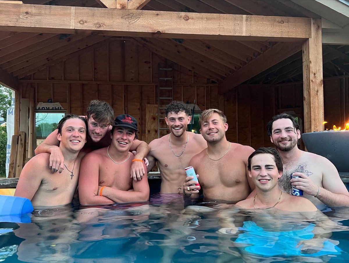 gblaser27's tweet photo. 4th of July's are spent with the guys ✌🏻 https://t.co/JtubA5QkUs