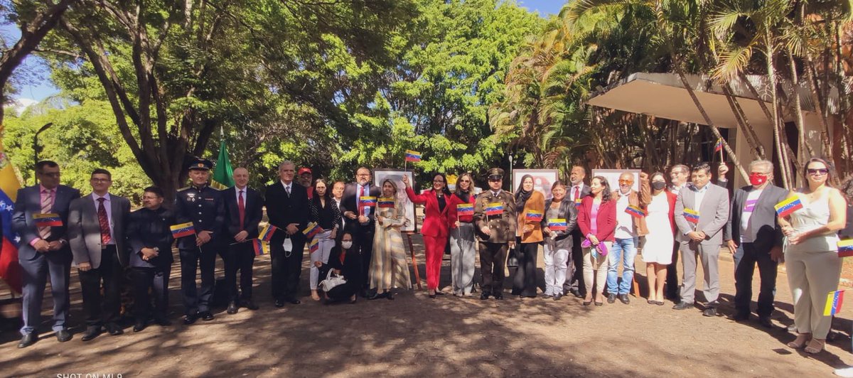 🇧🇷 A Pátria de Bolívar e Chávez homenageia o Libertador em Brasília, em comemoração aos 211º anos da Independência e ao Dia da FANB. Junto com o Presidente <a href="/NicolasMaduro/">Nicolás Maduro</a>, "Honra e Glória" aos Gigantes da Nossa América!