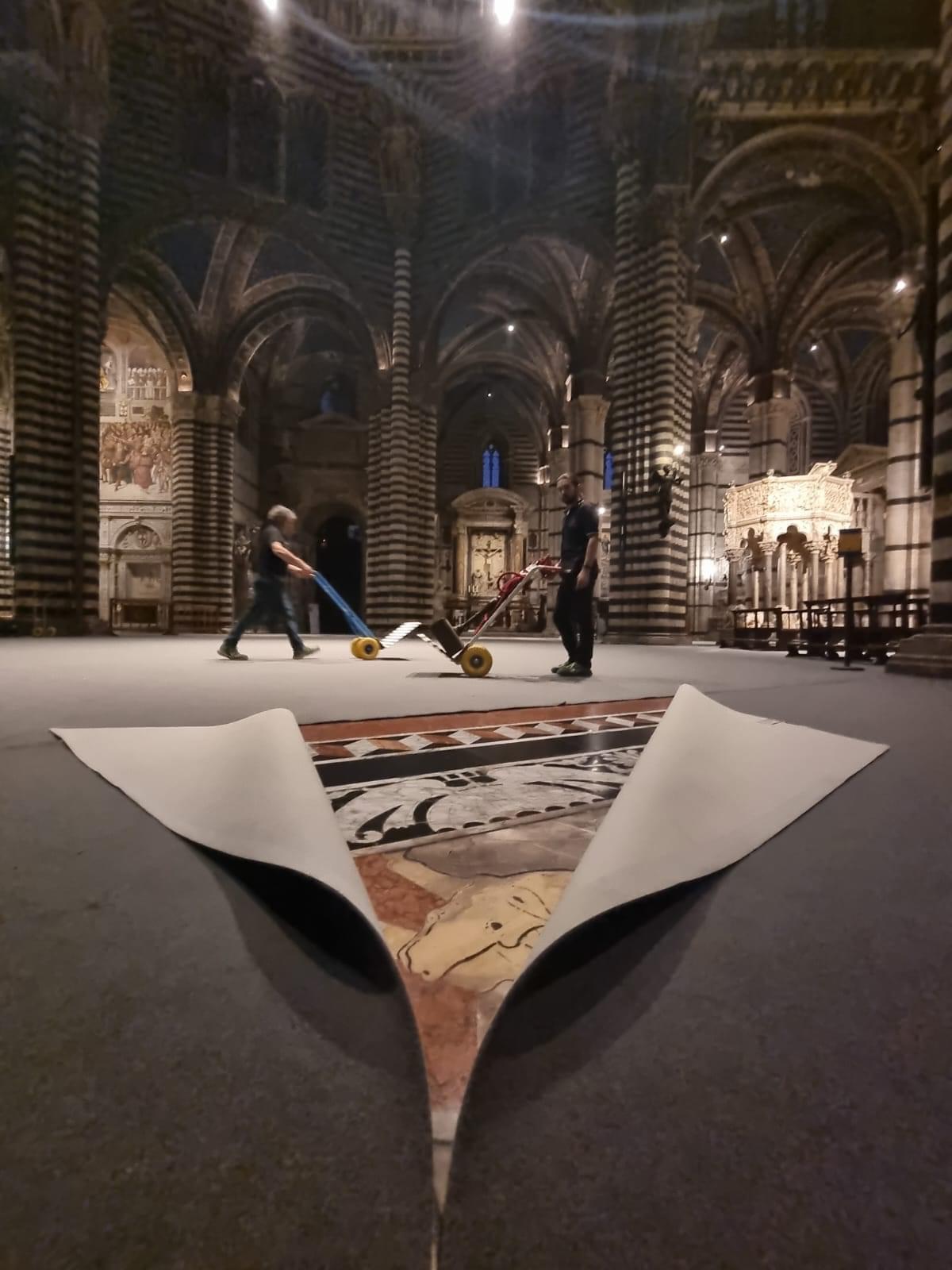 Destapando el suelo de la catedral de Siena