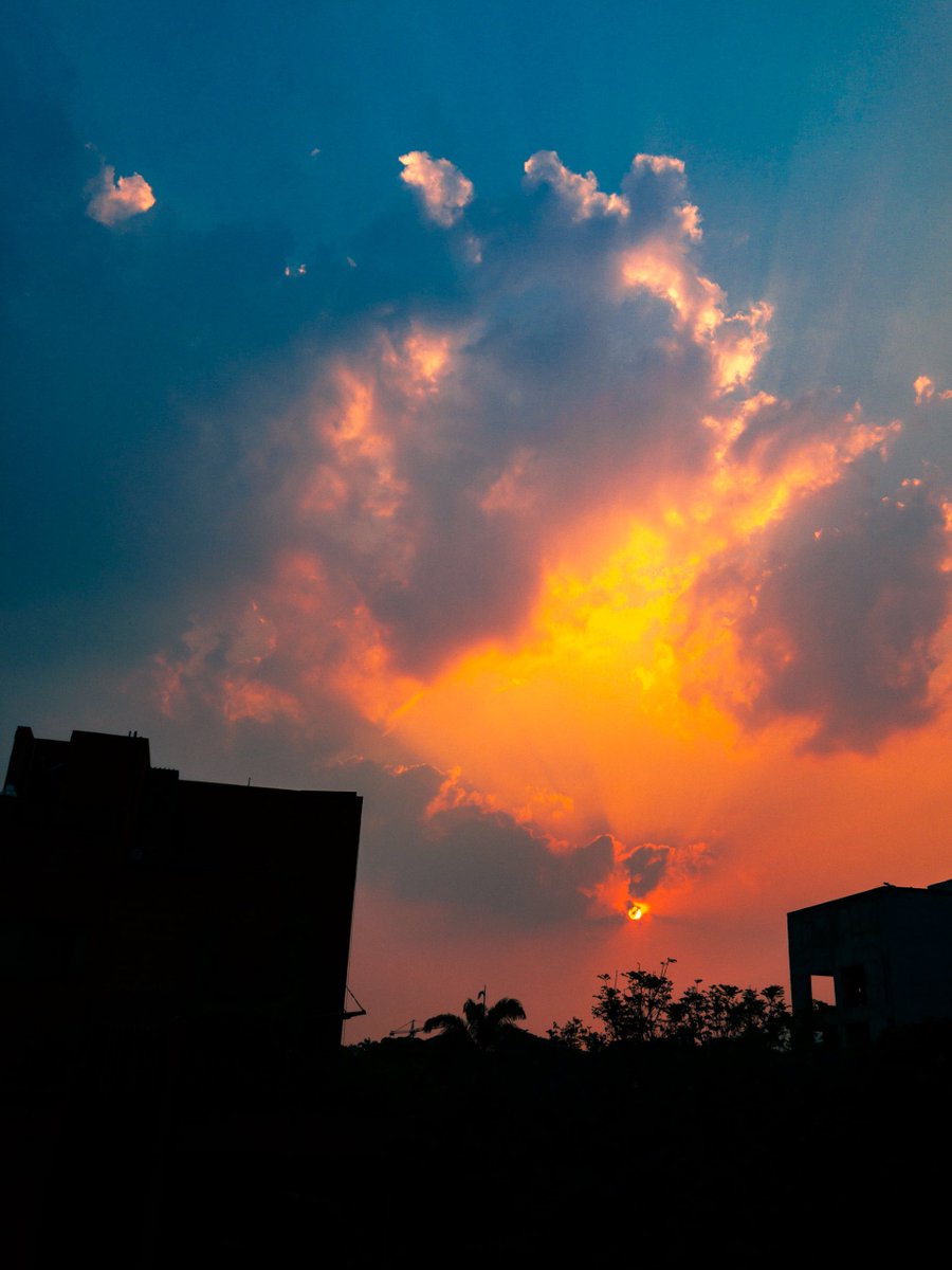 NorgaardCarlos's tweet photo. A bunch of clouds from my window https://t.co/YETJ7KAhim