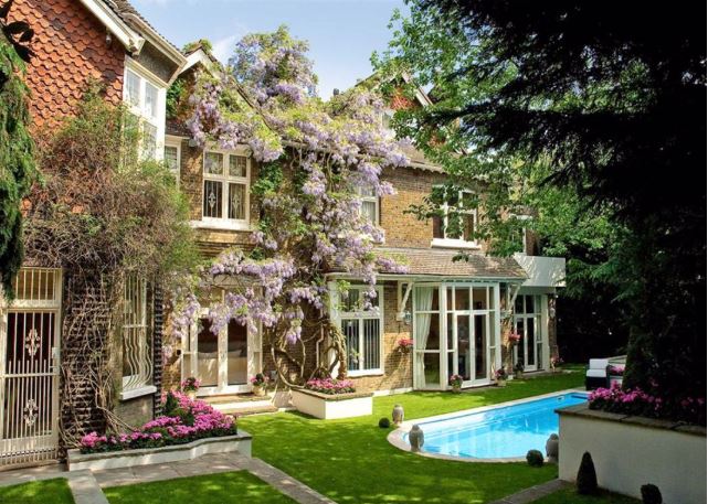 This superb 7 bedroom #Mansion in #Hampstead which is immaculately presented has an adjacent 3 bedroom guest house and separate staff studio #Flat. To arrange a viewing please call us +44 20 7722 3322 - £15,000 pw. #Rent #Luxury #Property #UK bit.ly/3fRRkHr