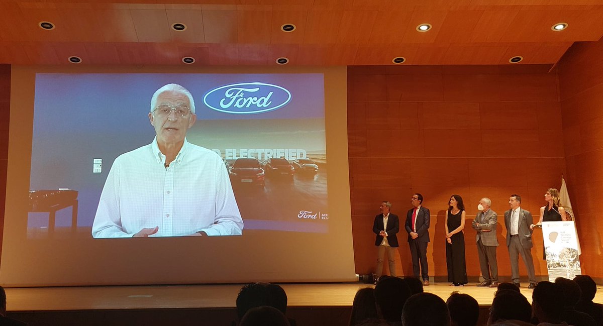 AngelicaGmez7's tweet photo. Nuestro #PremioTesla y compañero #DionisioCampo @FordSpain Nos anima a trabajar todos/as Juntos/as para conseguir la digitalización y el progreso de la sociedad Valenciana #TodosJuntosPodemos @CSocialUPV @COGITIValencia @MesaIngValencia @UprofesValencia https://t.co/EMb09Pv0BZ