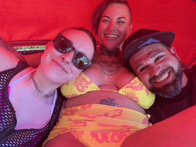 I had a lovely day with so many amazing friends yesterday 💕 Thank you for always hosting the best get<a href="/tag/realloyalfans"class="tags"><span>#realloyalfans</span></a>