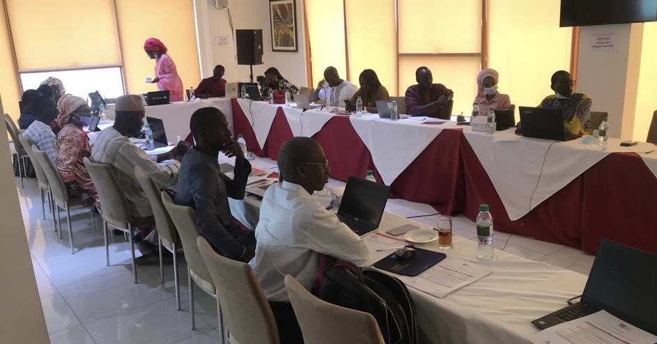 À #Dakar, nous formons #journalistes et membres d’orgs de la société civile du secteur #extractif sénégalais sur la #méthodologie de #suivi #citoyen, les sources nationales et internationales de #données du secteur, les techniques de #plaidoyer…