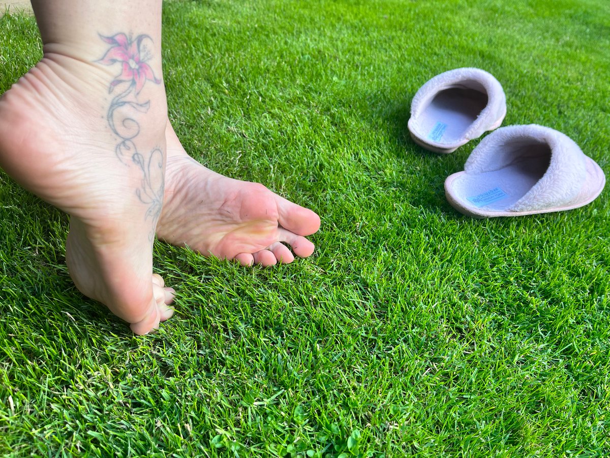 AlexaMcfarlane's tweet photo. Cooling post run sweaty feet on the cool grass! #sweatyfeet #hotfeet #sweatysoles #stinkytrainers #slippers #wornslippers #zapatillas #wrinklysoles #pinksoles #naturalfeet #atonewithnature https://t.co/jeBRQvp9R7