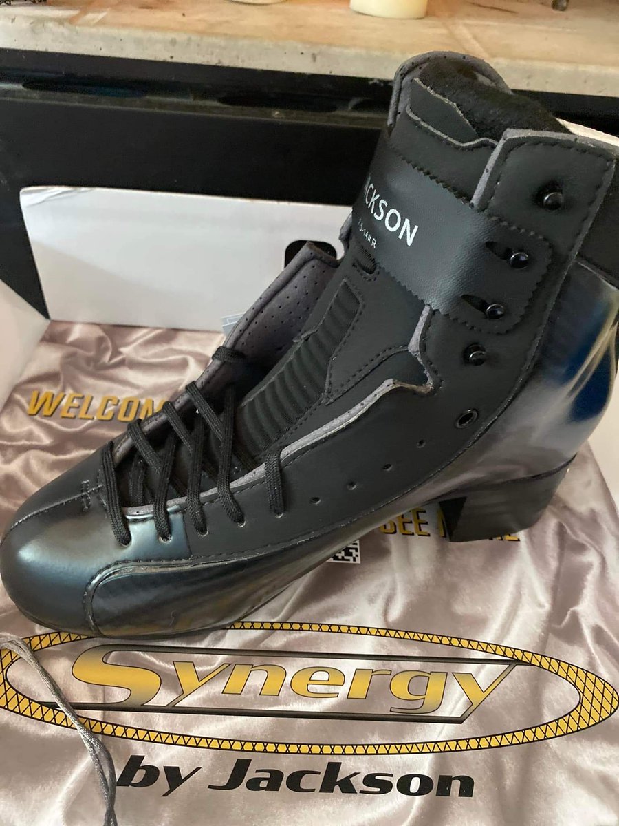 Weiss_On_Ice's tweet photo. Bought new top of the line skates this week, so excited to try them out on the ice after they get mounted ⛸️⛸️⛸️ #WeissOnIce https://t.co/p6YNxIgu2U