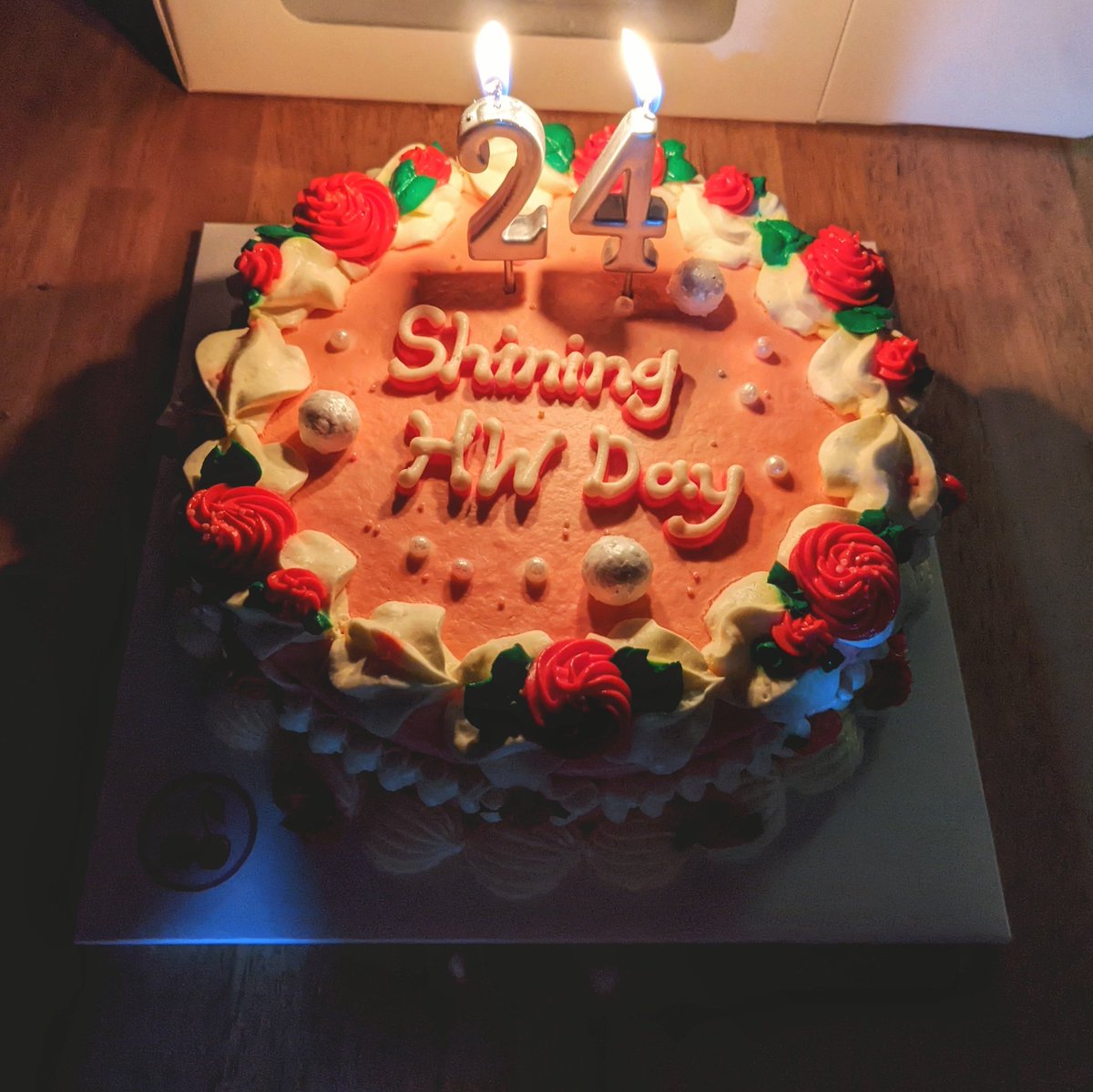 깜짝 서프라이즈 주려고 해서 이 케이크는 특별히 주문해서 제작한 것이요.실버색 캔들도 샤인 샤인 빛나죠. 혜원이도 이걸 봤으면 좋겠네요.혜원이위해 특별히 준비한 거이니까…P.S:이번 케이크는 오레오 맛인데 망고 맛을 만들려고 했었는데..

#혜원이의_샤인은_레인보우를_만든다
#혜원메일