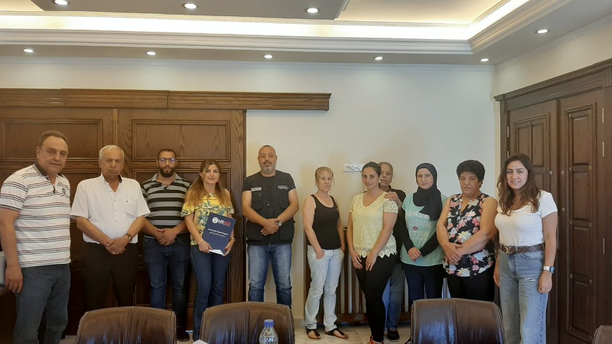ceedd_usj's tweet photo. يقوم برنامج دعم المجتمع المحلّي CSP الممّول من الوكالة الأميركيّة للتنمية الدوليّة USAID بحملة توعية حول الفرز من المصدر في بلدة مكسة البقاعية في قضاء زحلة بعد أن قام برنامج CSP بتوزيع مستوعبات للفرز داخل البلدة .
#USAID #CSP #CEEDD #USJ #wasteawareness #makse #zahle https://t.co/Nz4jTUijmH