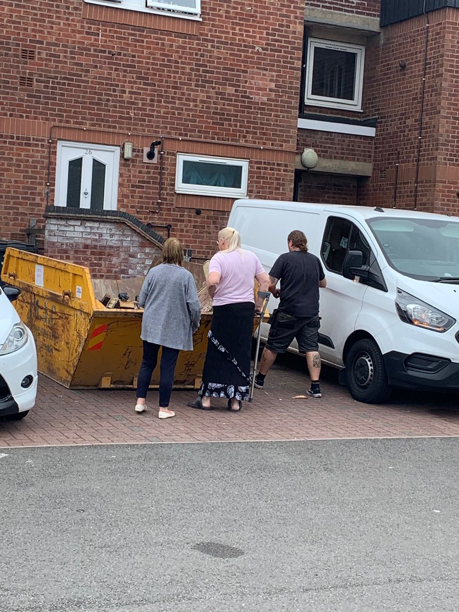 A productive Estate Action Day at B’Leys today. It was lovely seeing our residents &amp; dealing with their queries. Thank you to everyone who came to support me <a href="/joannajocon/">Jo Connolly</a> <a href="/DhaliwalJaimini/">Jaimini Dhaliwal</a> @emhhomes  <a href="/leicspolice/">Leicestershire Police</a> 👮‍♀️