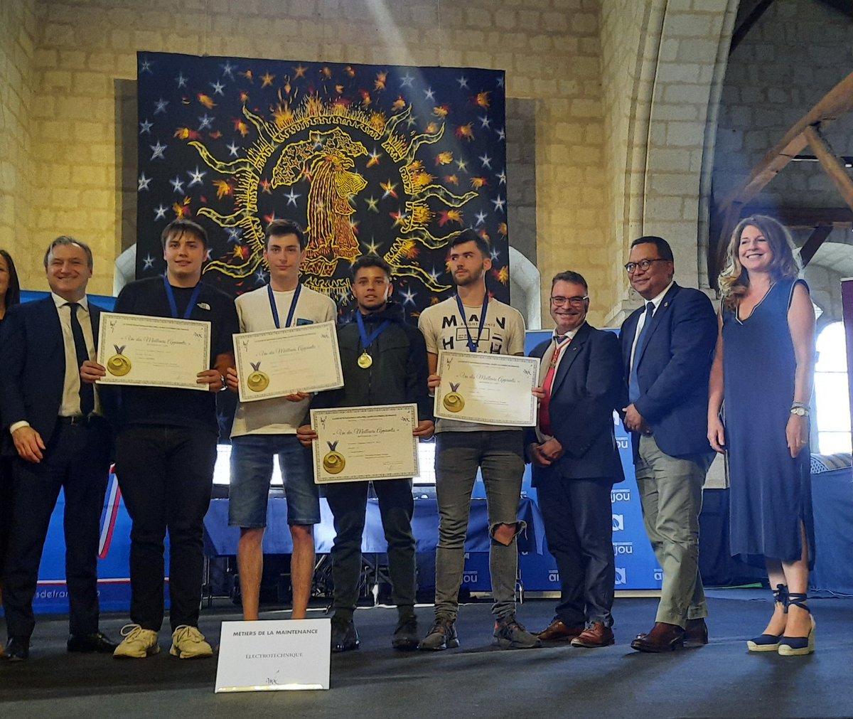 veromaillet's tweet photo. 37ème cérémonie des meilleurs ouvriers de France 
Une aventure professionnelle  révélatrice de talents et de savoirs-faire d'exception!
👏 aux 2 bouchemainois qui ont obtenu une médaille d'or🥇 dans la catégorie "électrotechnique" Bourreau  Kylian et Guinhut Noah
#MOF 49 https://t.co/yOKwygNAPK