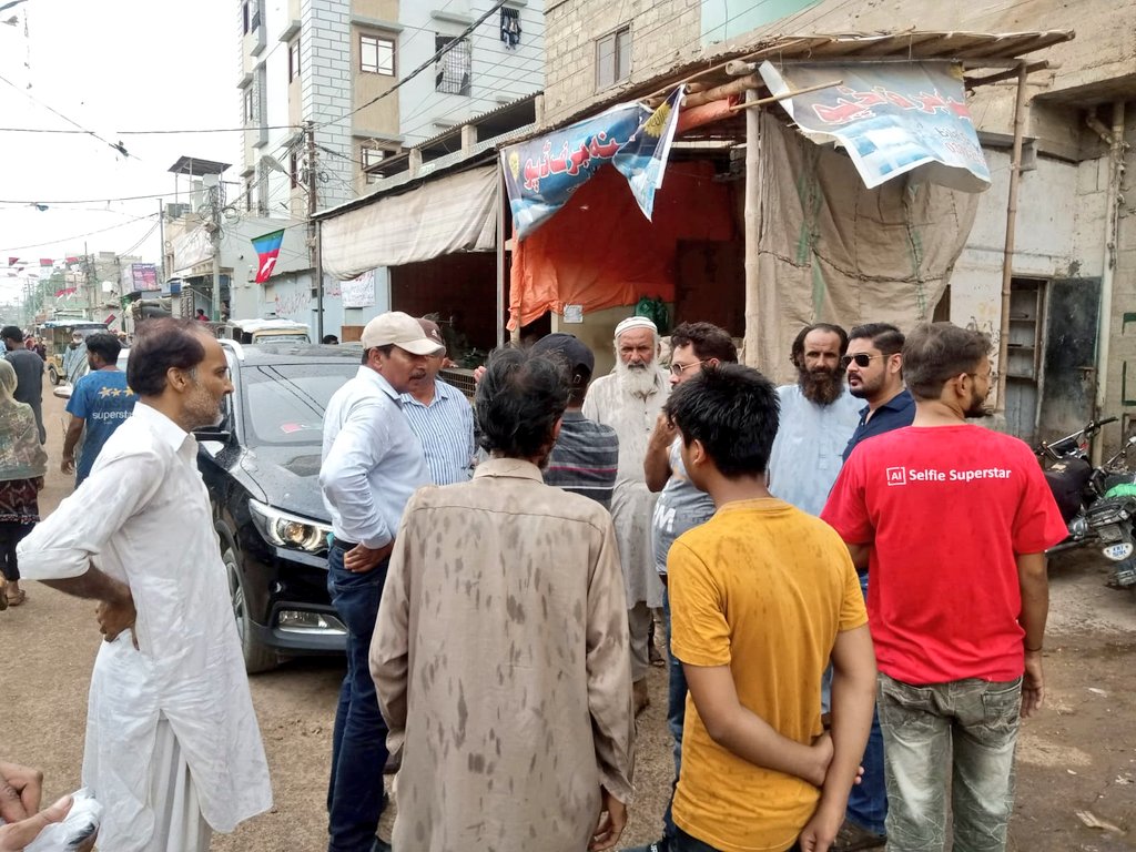 NaveedbossPPP's tweet photo. پیپلز پارٹی کے نامزد چیئرمین عرفان خان, وائس چیئرمین شیراز حسین, رہنما نوید الرحمان نے واٹر اینڈ سیوریج بورڈ کے سب انجینئر خالد فاروقی اور ان کی ٹیم کے ہمراہ ناصر کالونی 32-D اور 32-E کا دورہ کیا۔
#LocalGovernmentElection2022 #PPP #VoteForTeer #KorangiUC3
@AliRashidPPP https://t.co/2FPu9e6BwV