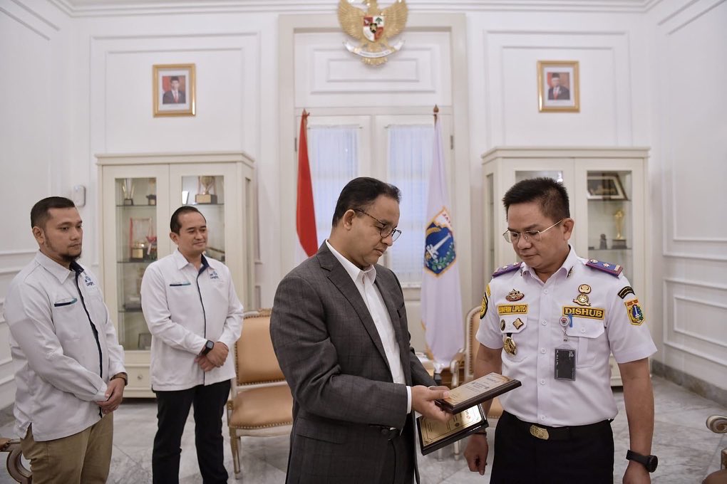 aniesbaswedan's tweet photo. Alhamdulillah, atas nama Pemprov DKI Jakarta, kami baru saja menerima beberapa piagam yang menggambarkan hasil dari kinerja kolektif seluruh pihak di bidang Transportasi serta Lalu Lintas.

#JakLingko
#JakartaKotaGlobal
#DishubDKIJakarta https://t.co/w8TECCwLUb