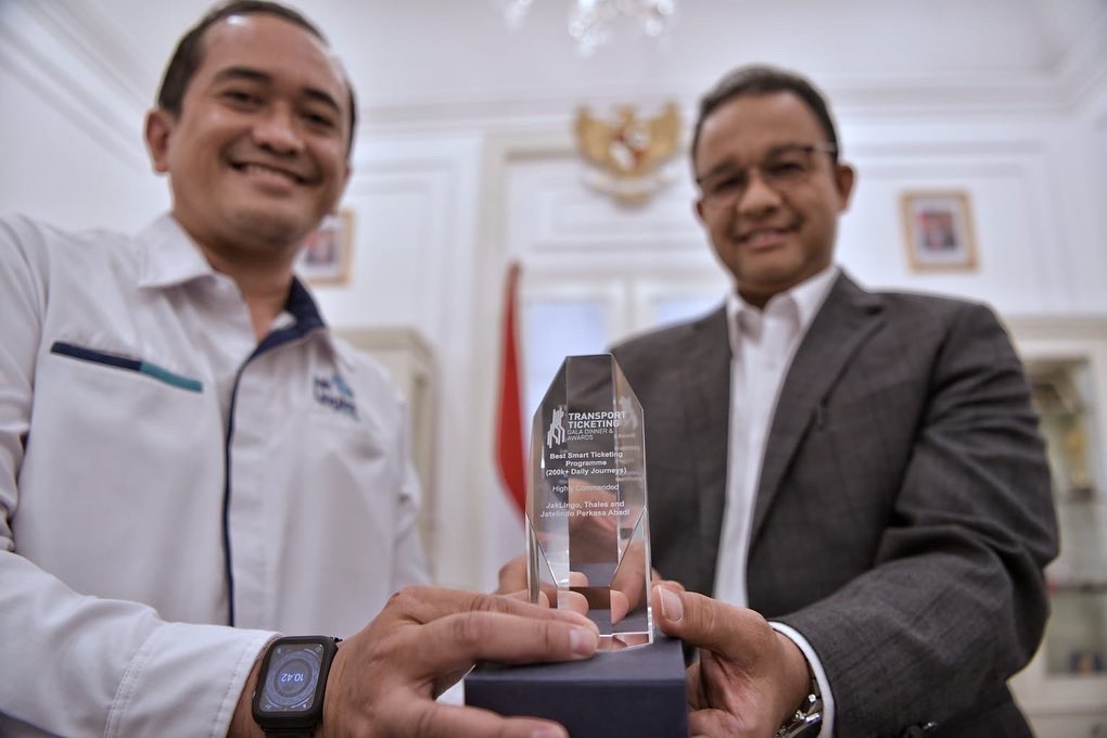 aniesbaswedan's tweet photo. Alhamdulillah, atas nama Pemprov DKI Jakarta, kami baru saja menerima beberapa piagam yang menggambarkan hasil dari kinerja kolektif seluruh pihak di bidang Transportasi serta Lalu Lintas.

#JakLingko
#JakartaKotaGlobal
#DishubDKIJakarta https://t.co/w8TECCwLUb