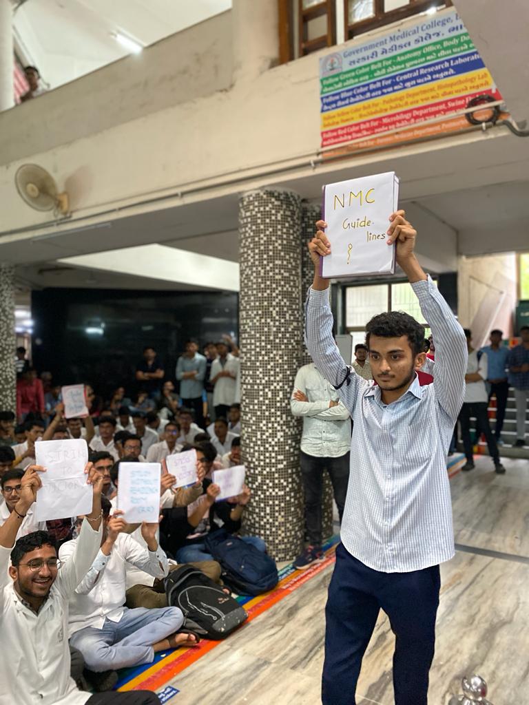 msagmcbhavnagar's tweet photo. Day 9
5th July

Journey from MBBS to Administrative Studies
Students of GMCB used a very creative and stunning idea to put forward their demands and make the Administrative Dignitaries realise their poor management.

#justice_for_GMCB
#save_GMCB https://t.co/p22VKFt2Mq
