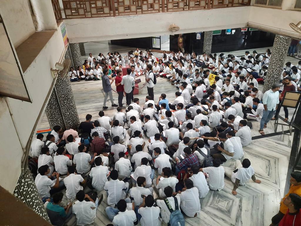 msagmcbhavnagar's tweet photo. Day 9
5th July

Journey from MBBS to Administrative Studies
Students of GMCB used a very creative and stunning idea to put forward their demands and make the Administrative Dignitaries realise their poor management.

#justice_for_GMCB
#save_GMCB https://t.co/p22VKFt2Mq