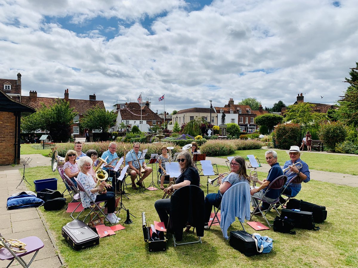 paulfishermusic's tweet photo. A wonderful impromptu tootle by @amershamband 'AmJam' at the Memorial Gardens in Old Amersham this afternoon. What a lovely group to work with. Thanks to @AmershamTownCo1 for helping me organise this surprise 'pop up' performance 🎺🎺 https://t.co/UusYg7YCJw