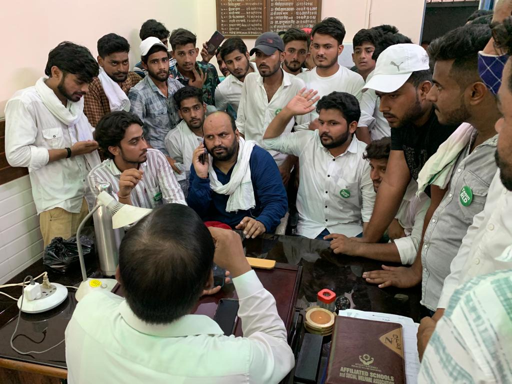 #मुजफ्फरनगर 
डी०ए०वी कालेज में कल छात्रों के साथ पुलिस द्वारा किए गए दुर्व्यवहार व प्रवेश समंधित समस्याओं को लेकर जिला विद्यालय निरीक्षक महावीर चौक स्थित दफ्तर का #रालोद_छात्रसभा ने धरना प्रदर्शन कर घेराव किया व छात्रों की समस्याओं का मौके पर निस्तारण कराया <a href="/jayantrld/">Jayant Singh</a> <a href="/RldSudhir/">सुधीर भारतीय</a>