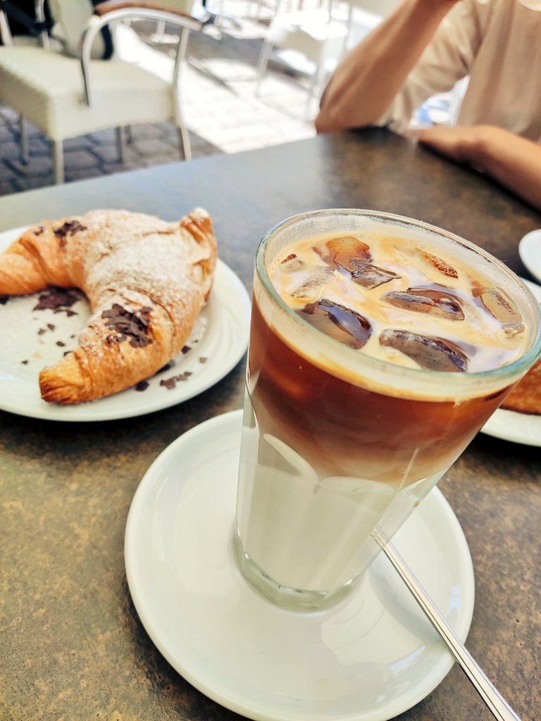 Sorairo_de825's tweet photo. 本日も実践編。

度入りサングラス🕶
コンタクト👀
ラテをアイスラテにしてもらう☕️🧊
(Können Sie bitte Latte Macchiato....kaltes machen?と聞いてみた)

雑で拙いけども、眼鏡の時はちょっと英語混ざってたけども、ちゃんと伝わったから満足☺️
少しずつ前進。

#Tag35
Duolingoもやるよ？ https://t.co/jY1ThURmW7