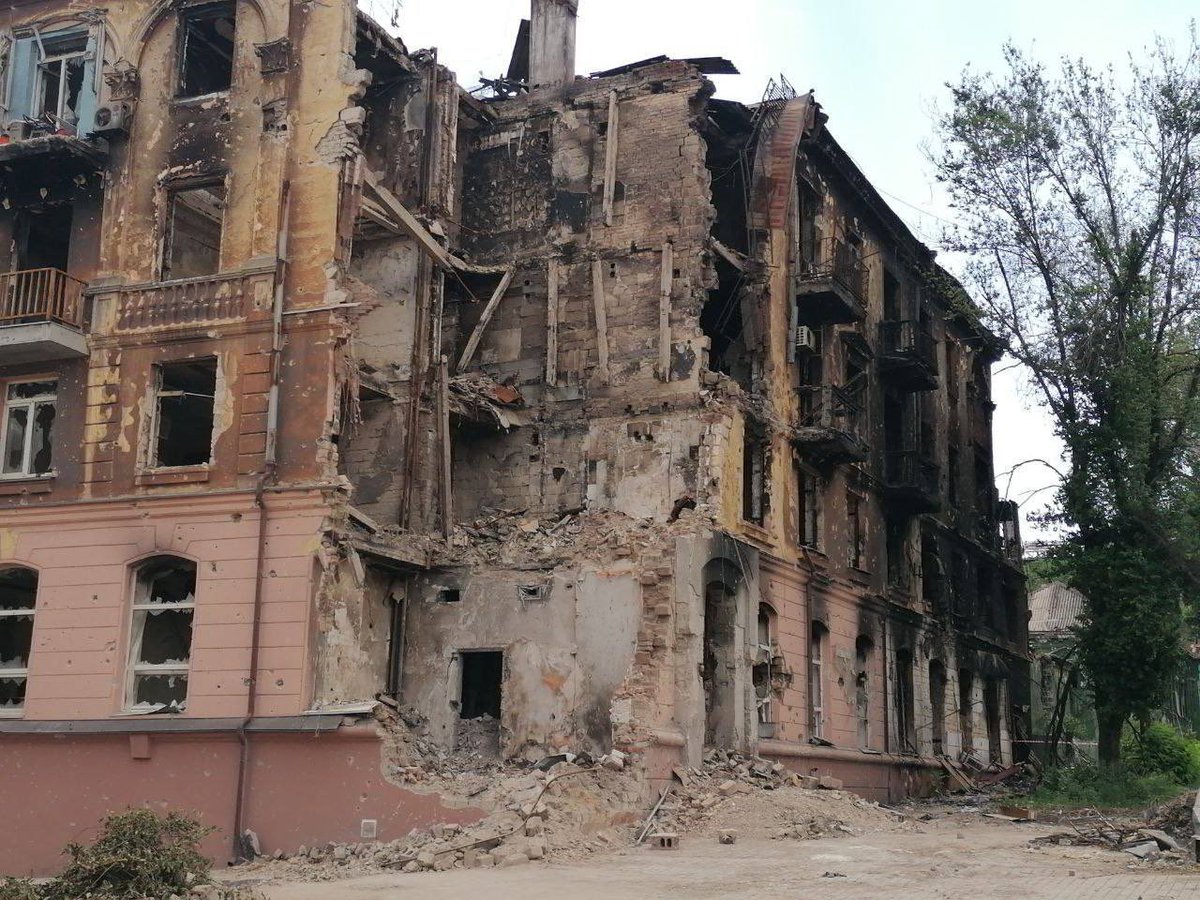MirovichMedia's tweet photo. Новые снимки уничтоженного Мариуполя, сделанные вчера. Никто не думал, что такой ужас будет возможен в XXI веке. https://t.co/b509f4yYtm