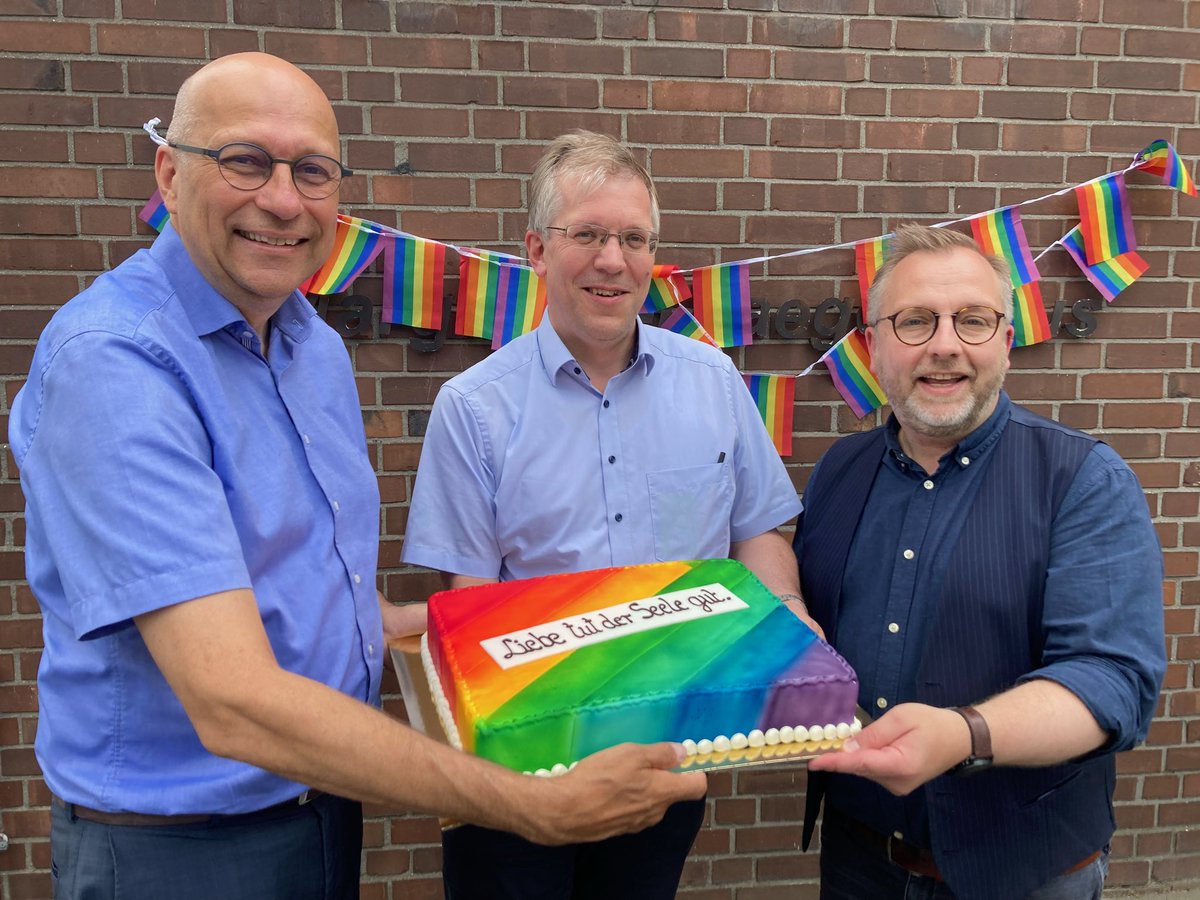 Im Zeichen des Regenbogens: Auf dem Campus Goetzstraße wurde heute die bunte Flagge der Toleranz und Vielfalt gehisst. Der Beginn der Pride-Saison wurde außerdem mit einer Torte gefeiert. Denn: #LiebetutderSeelegut!
@SupNottmeier @MichaelMRaddatz @dieKirche1 @ekbo_de