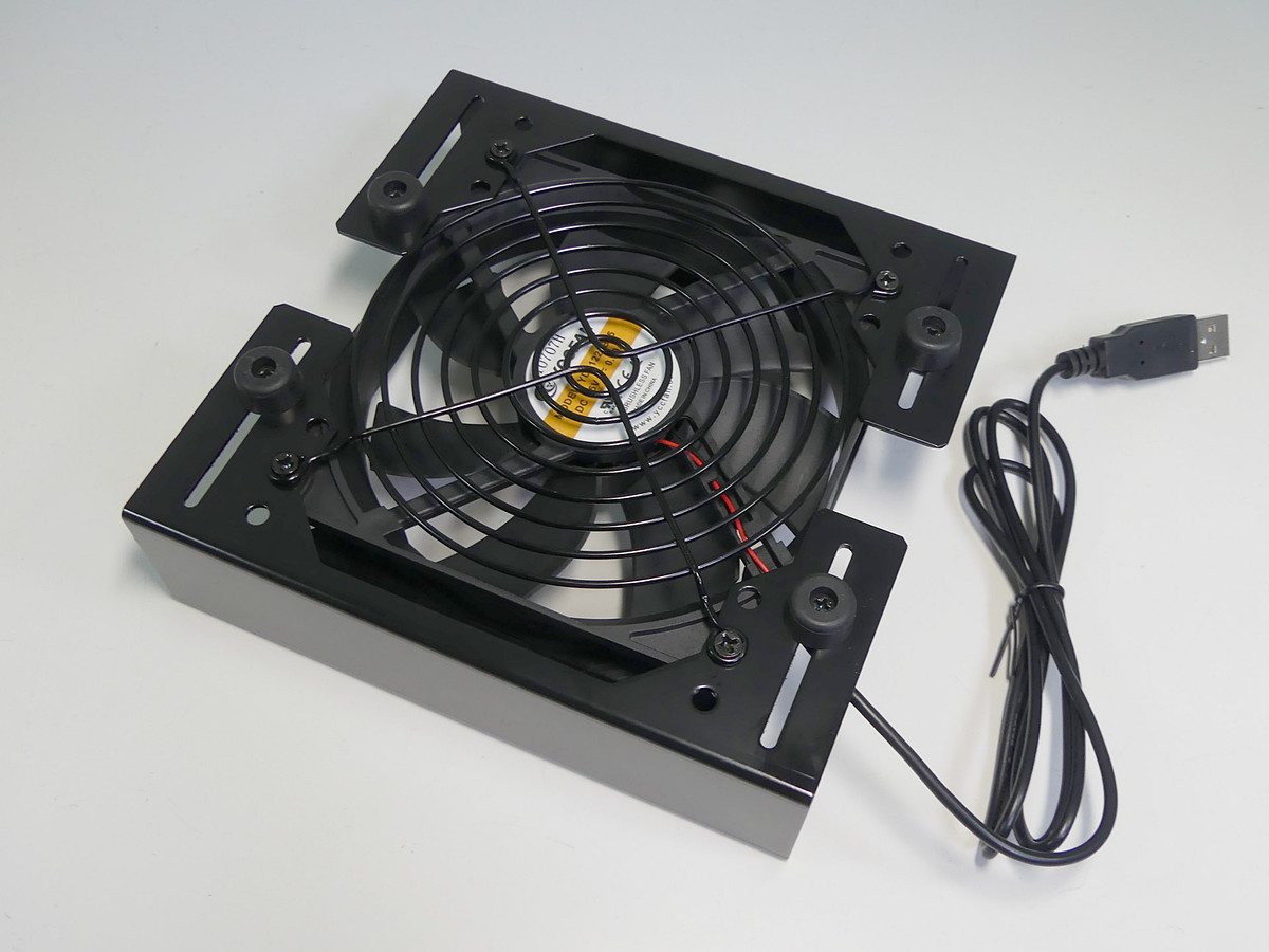 internet_watch's tweet photo. 【今日の人気記事】夏場のアチアチWi-Fiルーターをどこまで冷やせる? USBファン付きルーター冷却台「NB-USBFAN-… https://t.co/xGuNnAwpsQ #necプラットフォームズ #rtst #usbfan https://t.co/3KXLD5y8i5