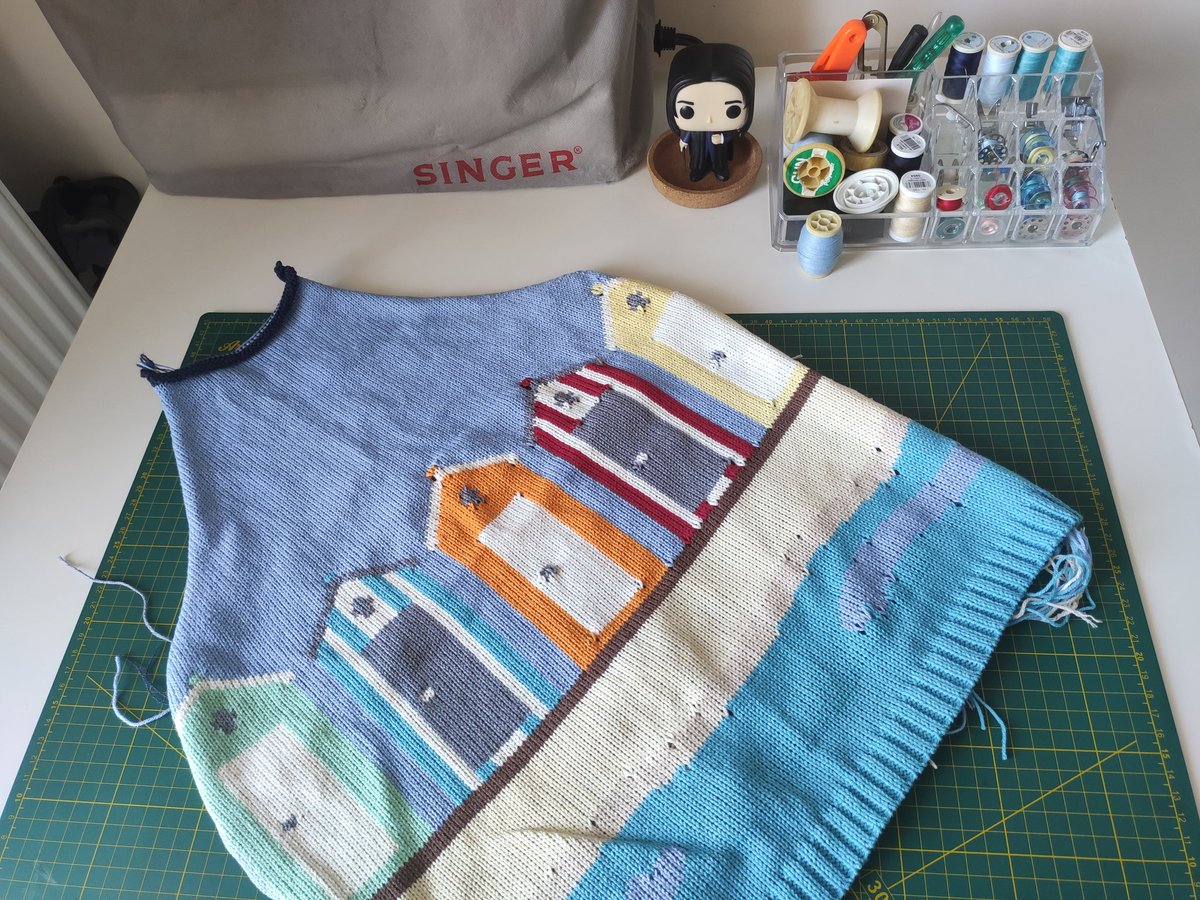 #knitting #knittingmachine #machineknitting #intarsia #handmade #knitart #art #wearableart #fuckfastfashion #slowfashion #knit #design #sweater #yarn #smallbusiness #beach #changingroom #summer #workinprogress