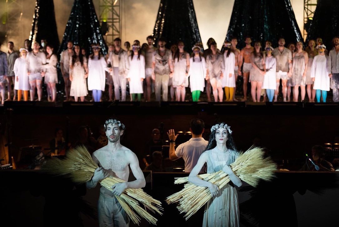 OperaRoma's tweet photo. Ultimo appuntamento questa sera per sgretolare il “muro della vergogna” con ‘Mass’ di #Bernstein a #Caracalla: regia di #DamianoMichieletto, coreografia di #SashaRiva e #SimoneRepele, sul podio #DiegoMatheuz.Un viaggio verso la Pace guidato dal Celebrante #MarkusWerba.
#operaroma https://t.co/VsYjjPwSZj
