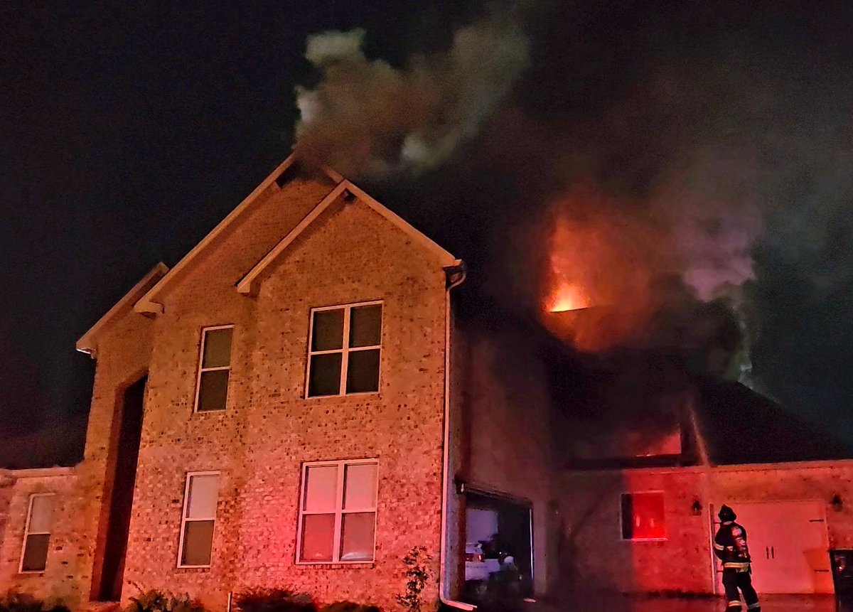 ffshifflett's tweet photo. Warner Robins Fire overnight on Martin Anderson St #fire #gafire #wrfd #gawx lightning strike https://t.co/m5ekB6r96G