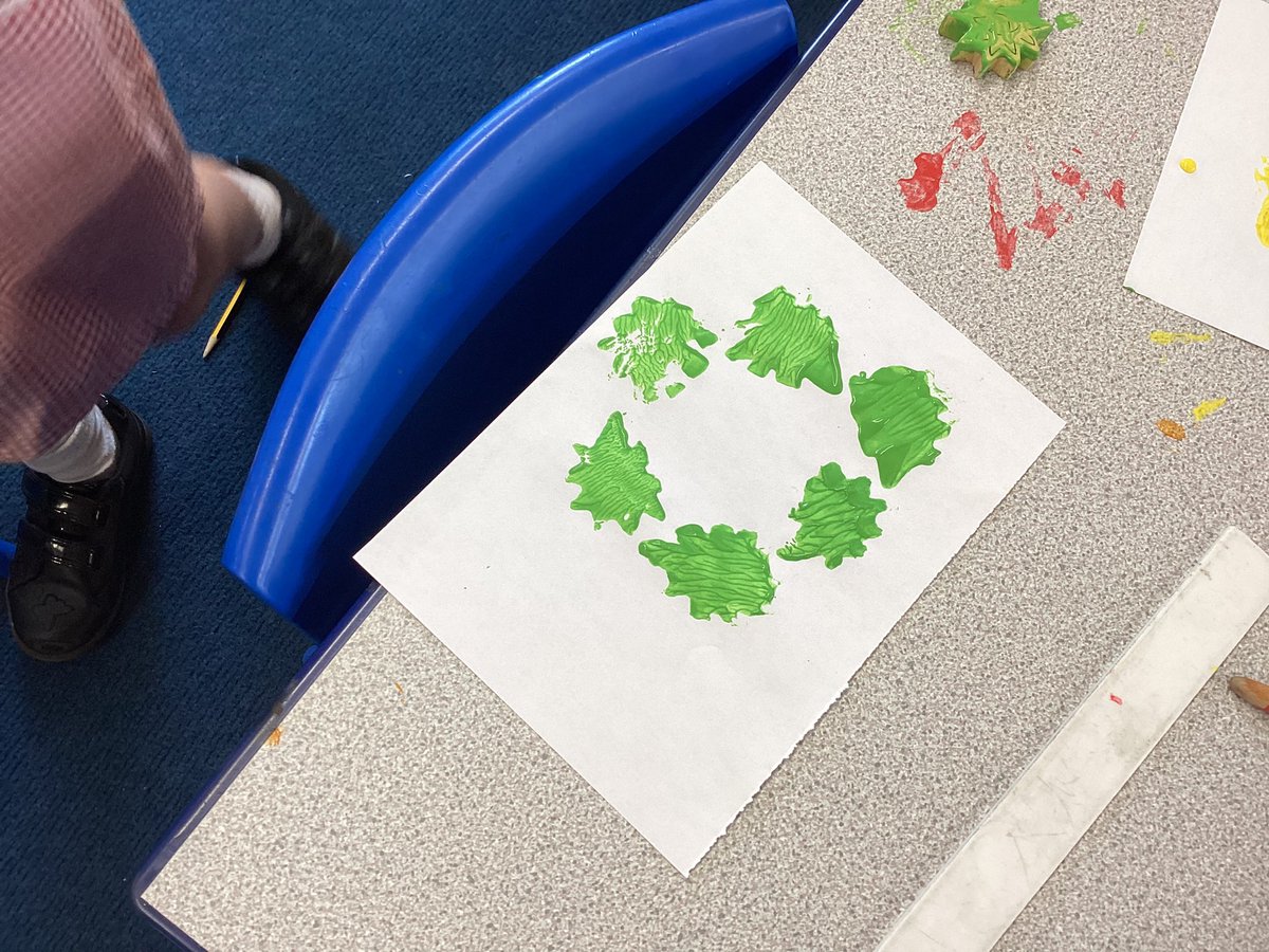 HorwichParishCE's tweet photo. Class 2/3T have been experimenting with mono printing and rotated patterns this afternoon #HPY2 #Art https://t.co/mIgBupM6vm