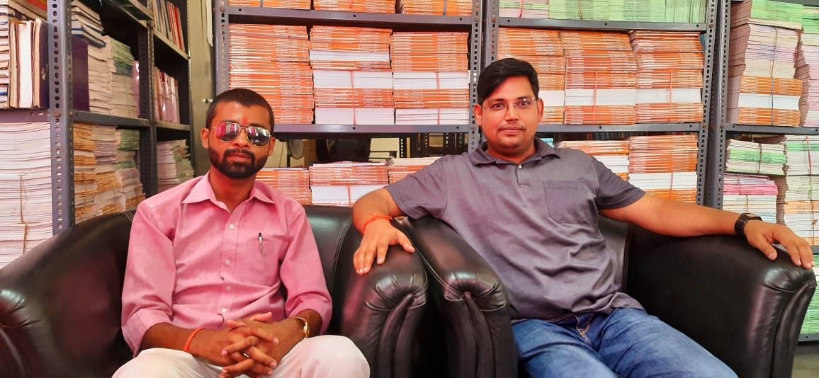 PrafulRajPandey's tweet photo. "उच्च शिक्षा में निरंतर हो रहे बदलाव के साथ पीएचडी के शोध अध्ययन के दौरान अनेक मुद्दों पर राजनीति विज्ञान के महारथी मुकुल सर से बातचीत का मौका...एक यादगार दिन JPU..छपरा  🌹🌹" https://t.co/z6Q8PZjZp0