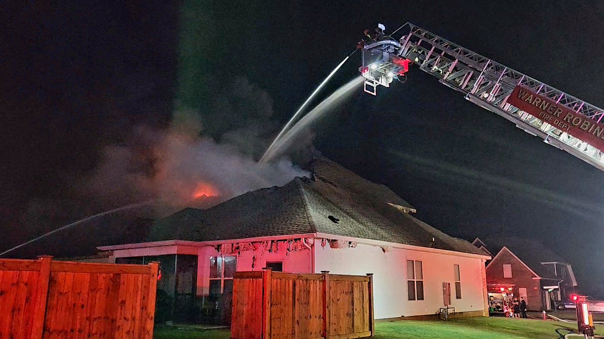 ffshifflett's tweet photo. Warner Robins Fire overnight on Martin Anderson St #fire #gafire #wrfd #gawx lightning strike https://t.co/m5ekB6r96G