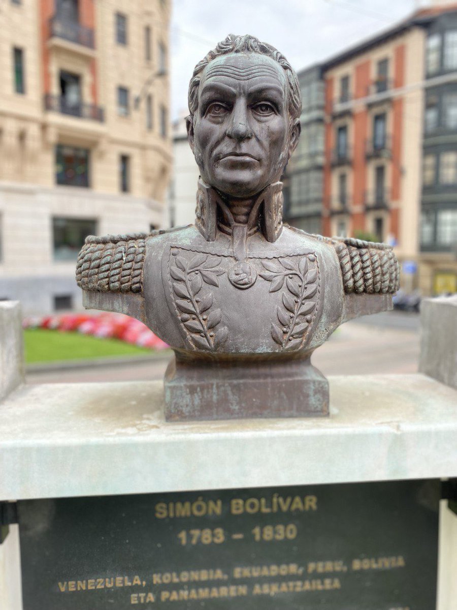 (1/3) #5DeJulio <a href="/ConsVENBilbao/">@ConsVENBilbao</a> conmemoró los #211AñosDeIndependencia con una Ofrenda Floral en la Estatua del Padre de la Patria, Simón Bolívar, ubicada en la Plaza Venezuela de Bilbao  @CancilleriaVE <a href="/Fariacrt/">Carlos Faria</a> <a href="/yvangil/">Yvan Gil</a>