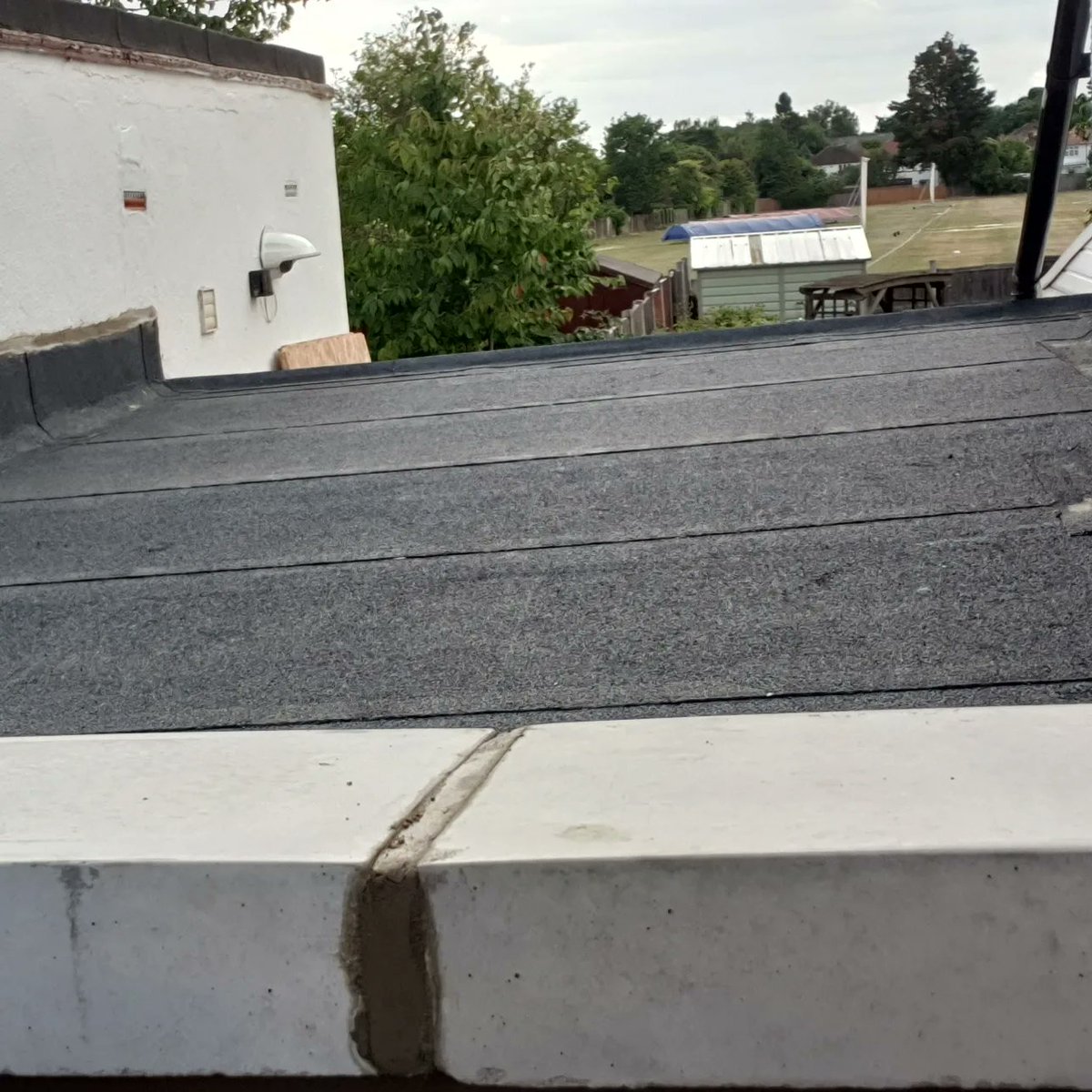 SASRoofing's tweet photo. Axter felt roof system installed on these two projects in yesterday's sun, it was a hot one! Summer house re-roof in the morning, garage re-roof and new parapet stones in the afternoon๐ #axter #felt #roofing #Construction https://t.co/GEPcHFSZdx
