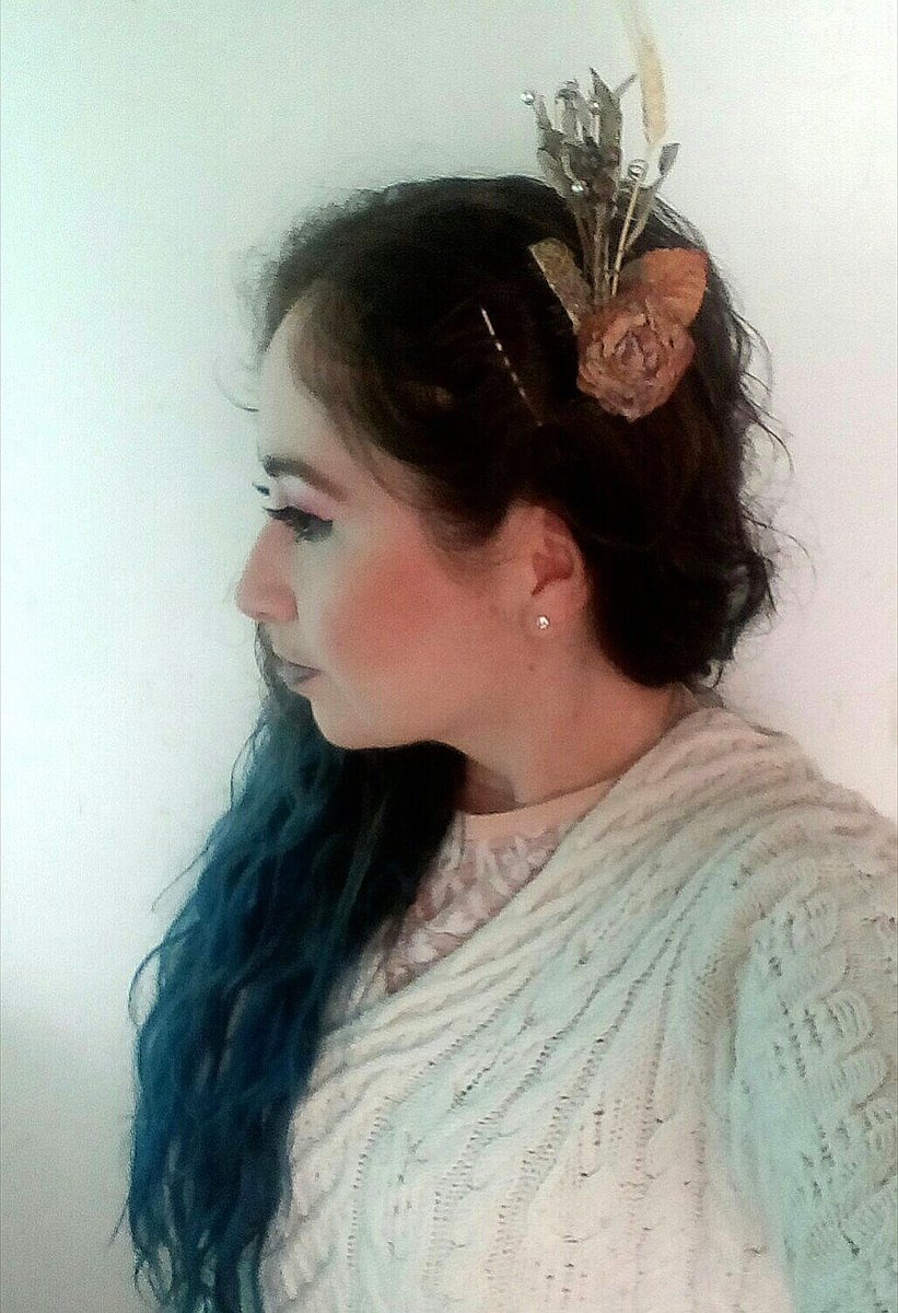 BCmagical's tweet photo. #cabelloazul #azul #peineta #peinetaconflores #flores #bluehair #blue #combhair #combwithflowers #flowers https://t.co/M8xSDSxlDG