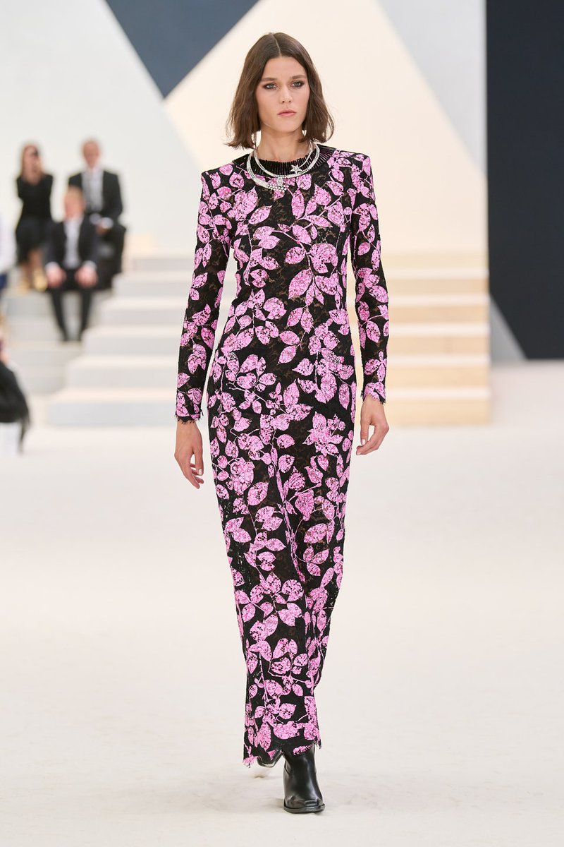 FashionweekNYC's tweet photo. Take a look at the Chanel Couture Fall 2022 Collection https://t.co/PE2LhtHnmD