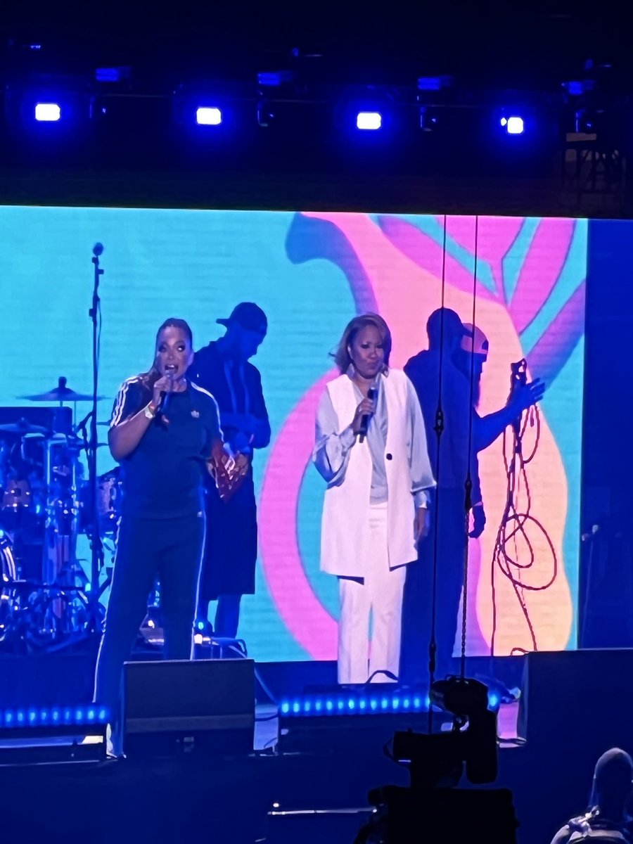 ElleP175's tweet photo. When ⁦@carawfields⁩ shows up at The ⁦@essencefest⁩ with the bomb giveaway!  🙌🏾🙌🏾🙌🏾. We see ya!! ⁦@LifeAtATT⁩ https://t.co/VMzUgw9fUz