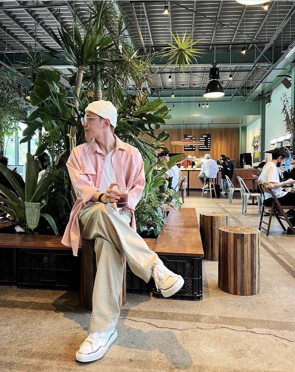 ま、こんなにカッコつけてるけど座ってるの多分テーブル😌🦦💕

#iKON #아이콘 #DK #ドンヒョク #김동혁 #동혁  #Donghyuk <a href="/D_dong_ii/">김동혁</a>  <a href="/YG_iKONIC/">J</a>